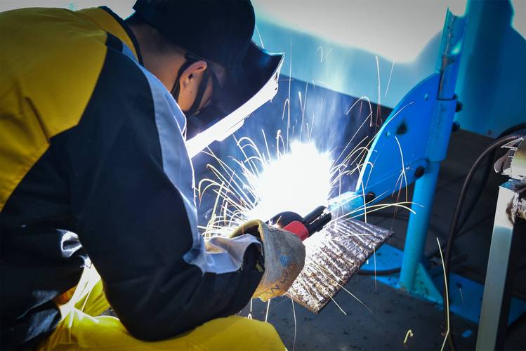 焊接机器人分为___、___两种 焊接机器人分为___、___两种