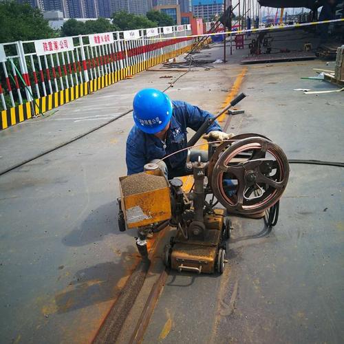 还能问一下怎么判断埋弧自动焊的时候电流调的是大量还是笑了还是正好... 还能问一下怎么判断埋弧自动焊的时候电流调的是大量还是笑了还是正好...